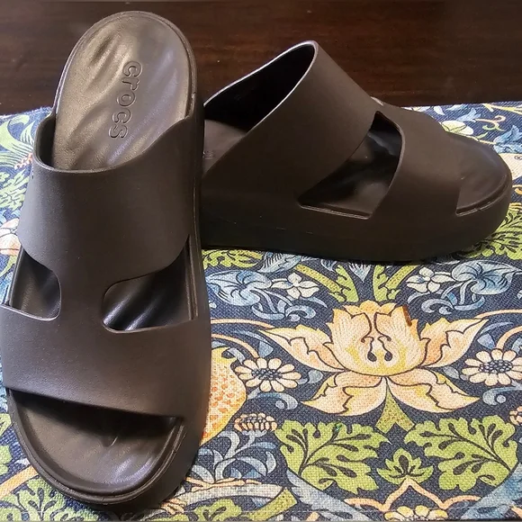 New & Never Worn: CROCS GETAWAY Platform H-Strap Sandal Size 9 Brown - Picture 1 of 6